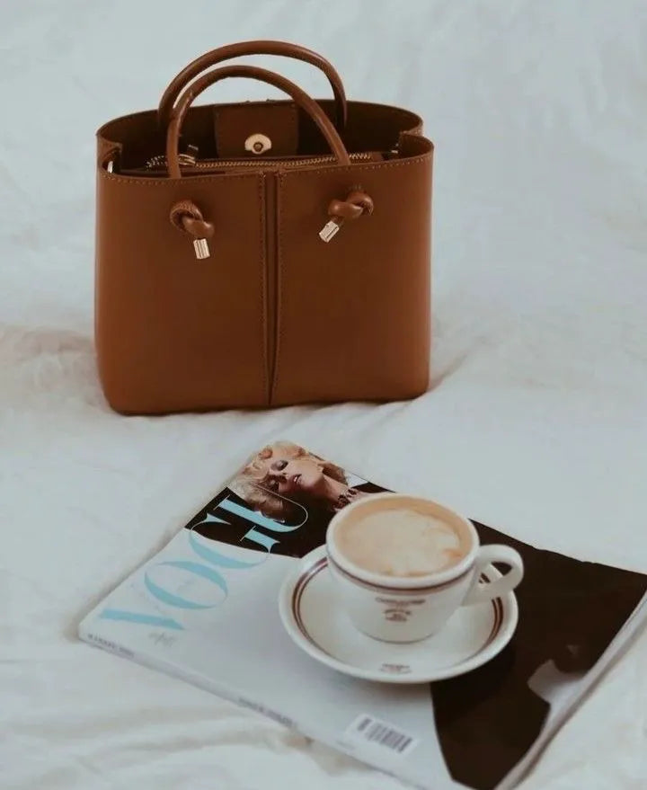 Sac à Main Seau en Cuir Camel Rigide avec Bandoulière Ajustable