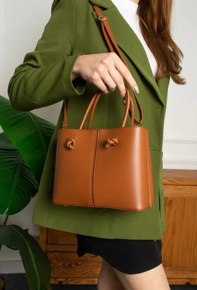 Sac à Main Seau en Cuir Camel Rigide avec Bandoulière Ajustable