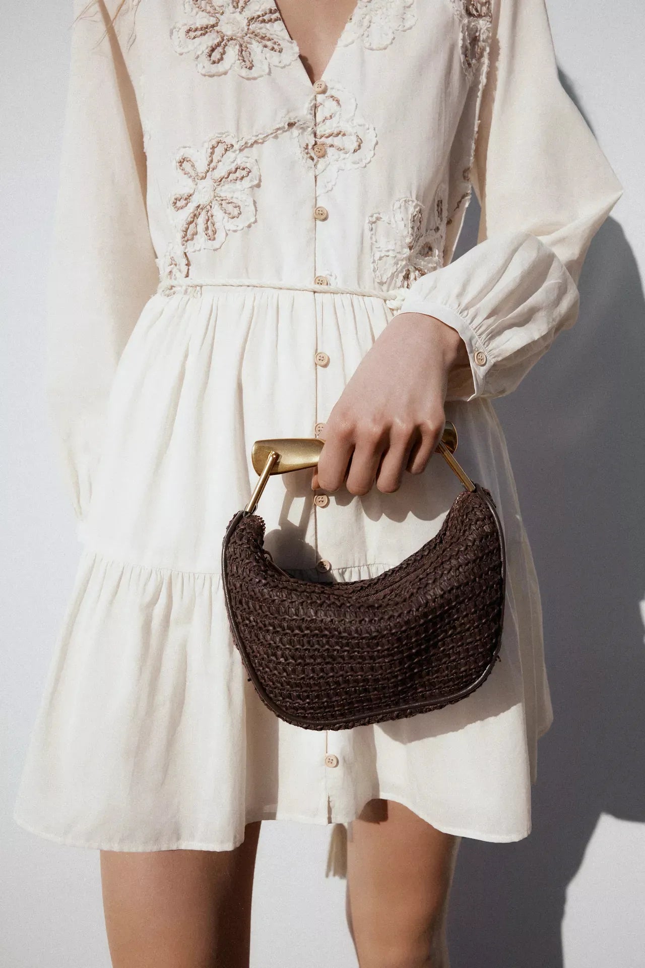 Sac à Main de Soirée Tressé Marron Chocolat avec Poignée Métallique Dorée Torsadée
